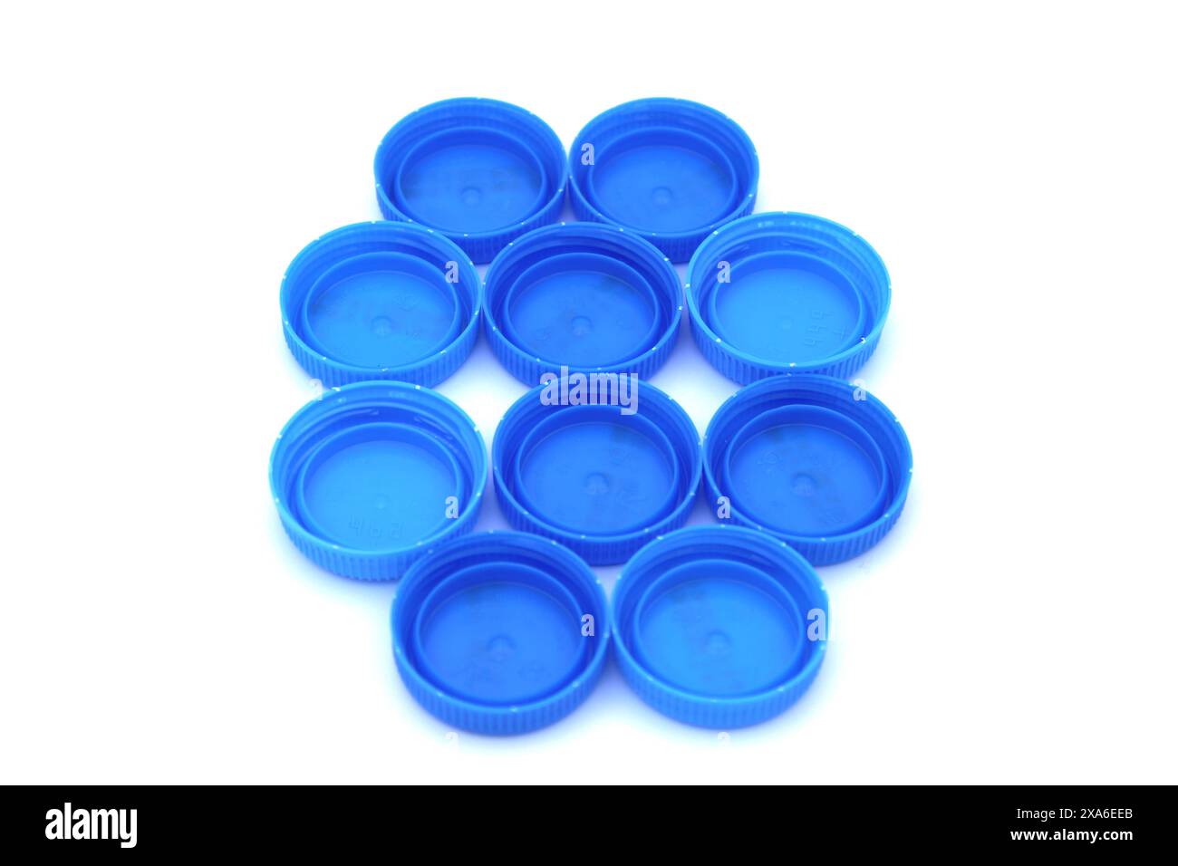 Un gros plan de couvercles de bouteilles bleus sur un fond blanc Banque D'Images