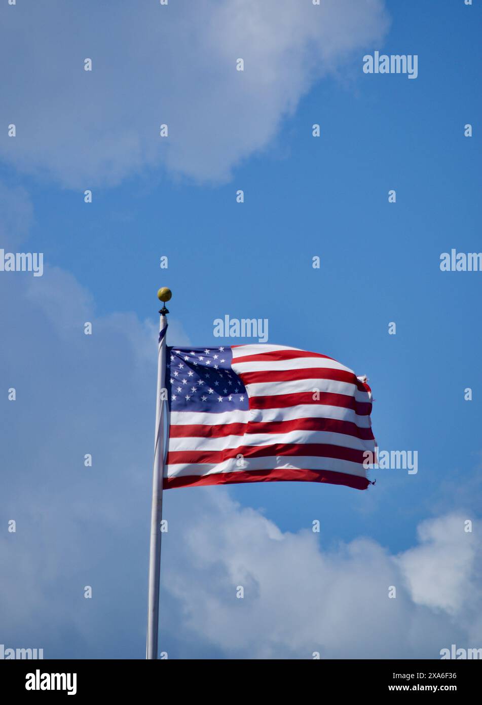 États-Unis d'Amérique drapeau dansant dans un beau ciel bleu, à San Francisco, Californie. Banque D'Images