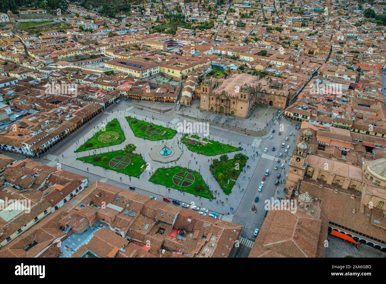 Vue aérienne de la vieille ville de la ville de Cusco, Pérou avec la Plaza de Armas et la cathédrale de Cusco Banque D'Images