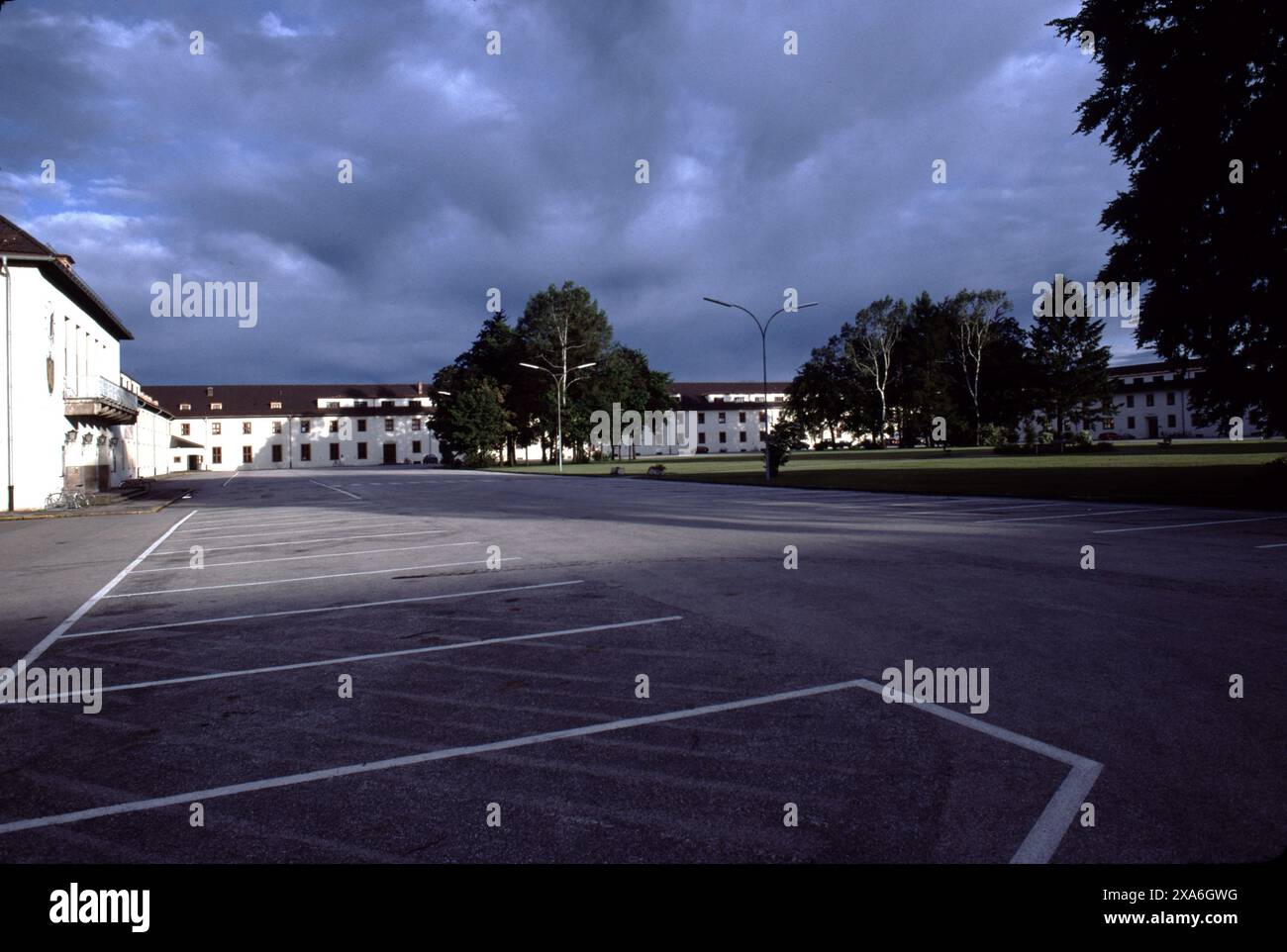 Bad Toelz, Allemagne. 6/1990. Flint Kaserne. Le SS-Junkerschule Bad Tölz était un SS-Junkerschule. Il a servi de centre de formation pour les officiers de la Waffen-SS. L'école a été fondée en 1937 et construite par l'architecte Alois Degano. Il est situé dans la ville de Bad Tölz, à environ 48 km au sud de Munich. Les principales installations étaient résistantes aux semi-bombes avec 3 étages au-dessus du sol et 4 en dessous. L'école a fonctionné jusqu'à la fin de la seconde Guerre mondiale en 1945. Après la guerre, l'ancienne SS Junker School fut la base d'un bataillon de la 3e armée américaine jusqu'en 1991. Banque D'Images