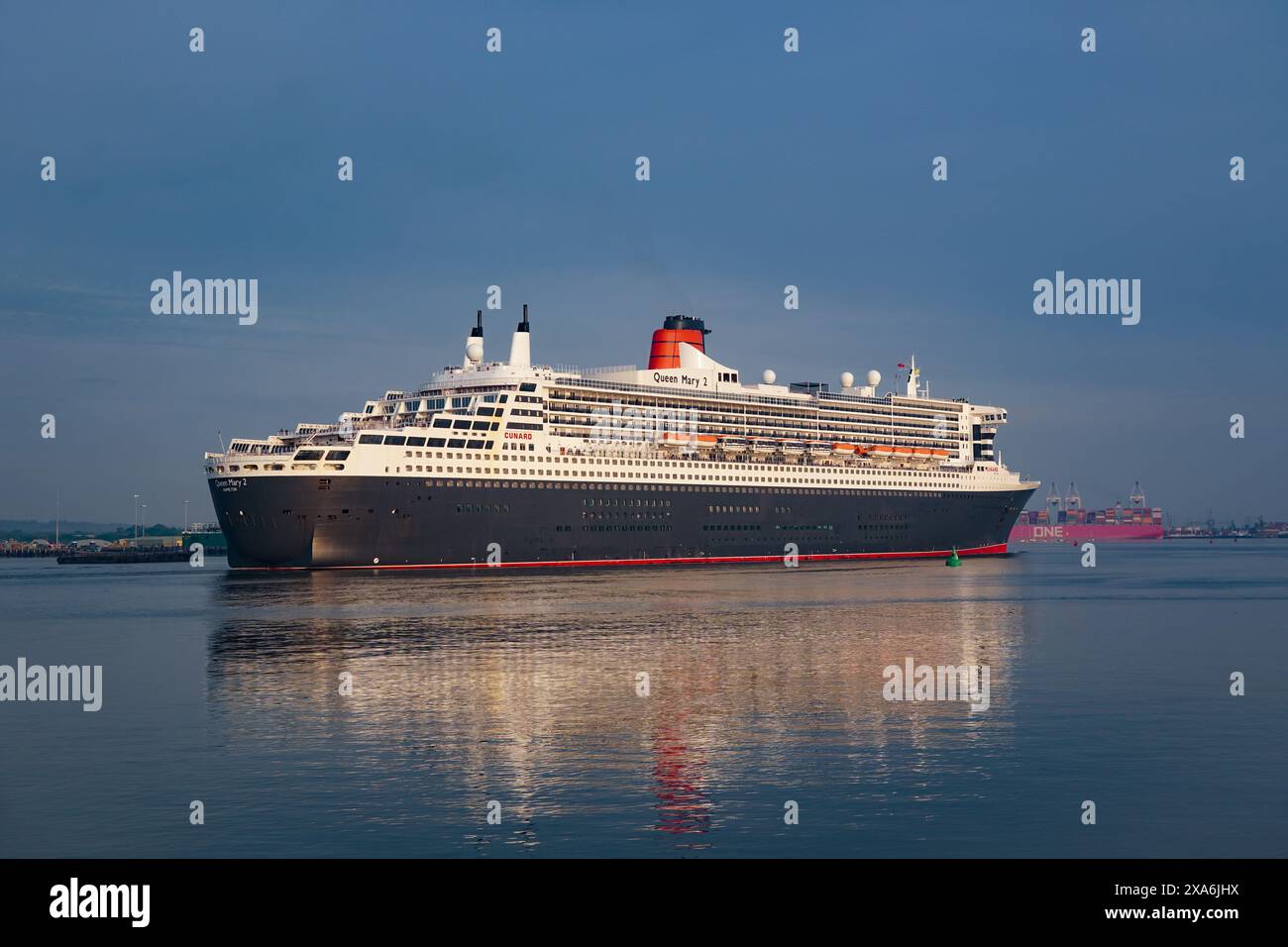 Southampton Royaume-Uni 12 mai 2024 - le paquebot transatlantique Queen Mary 2 arrive au port de Southampton. Navire à passagers Cunard en voyage Banque D'Images