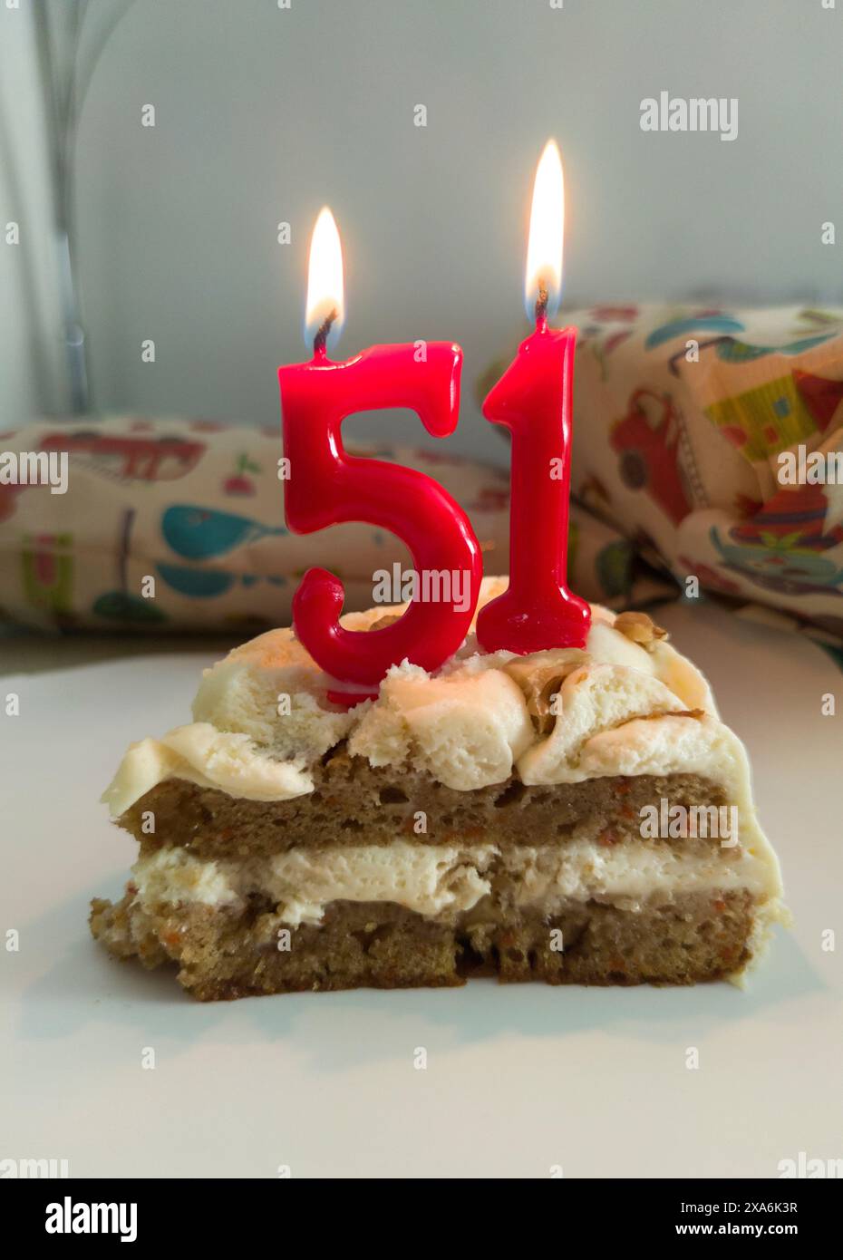 Gâteau avec bougies allumées par anniversaire numérique. 51 ans Banque D'Images