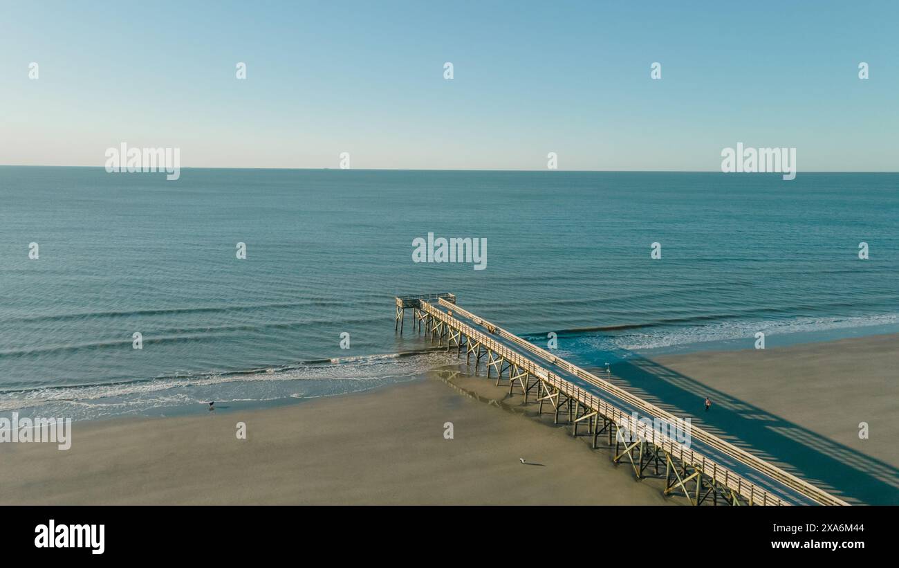 Une belle vue sur la promenade sur la plage de l'île de Palms à Charleston Banque D'Images