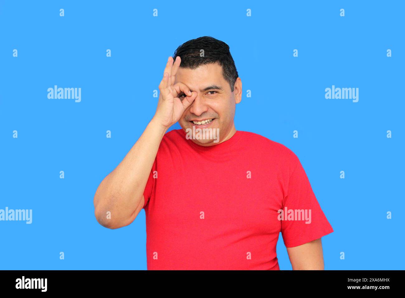L'homme adulte latin à la peau foncée fait le signe OK avec ses doigts montrant positif et heureux Banque D'Images L'homme adulte latin à la peau foncée fait le signe OK avec ses doigts montrant positif et heureux Banque D'Images