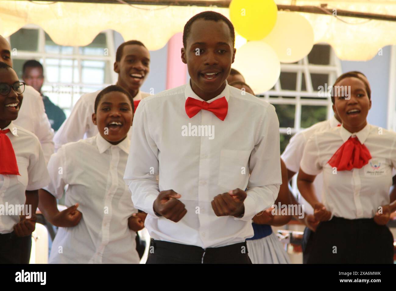 Harare, Zimbabwe. 3 juin 2024. Des enfants se produisent lors d'une cérémonie de remise au Fonds fiduciaire Dzikwa à Harare, Zimbabwe, le 3 juin 2024. Lundi, l'ambassade de Chine au Zimbabwe a fait don d'un lot de produits de première nécessité au Dzikwa Trust Fund, une organisation caritative zimbabwéenne pour l'éducation, à Harare. Crédit : Tafara Mugwara/Xinhua/Alamy Live News Banque D'Images