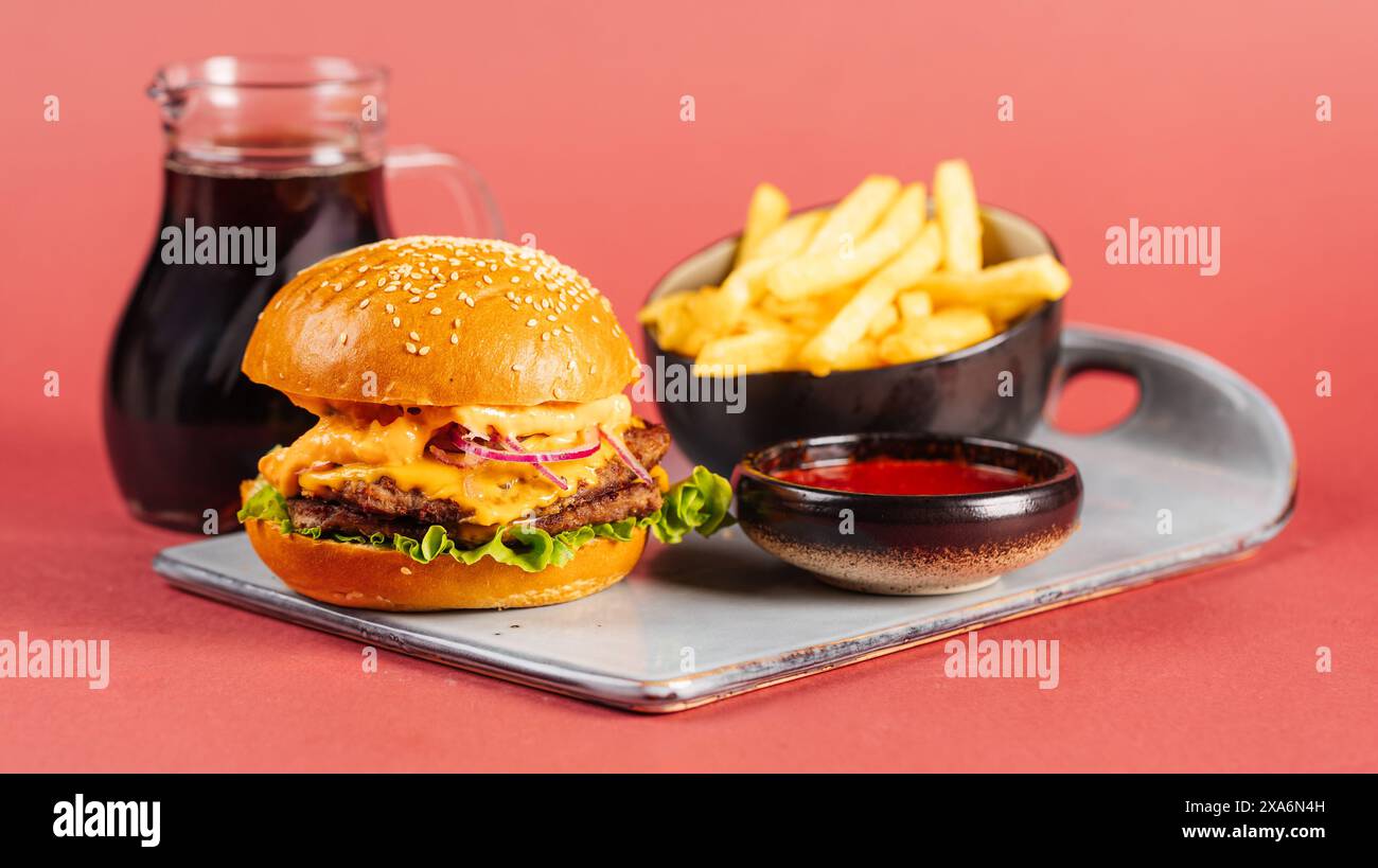 Un hamburger avec laitue et frites sur un plateau Banque D'Images