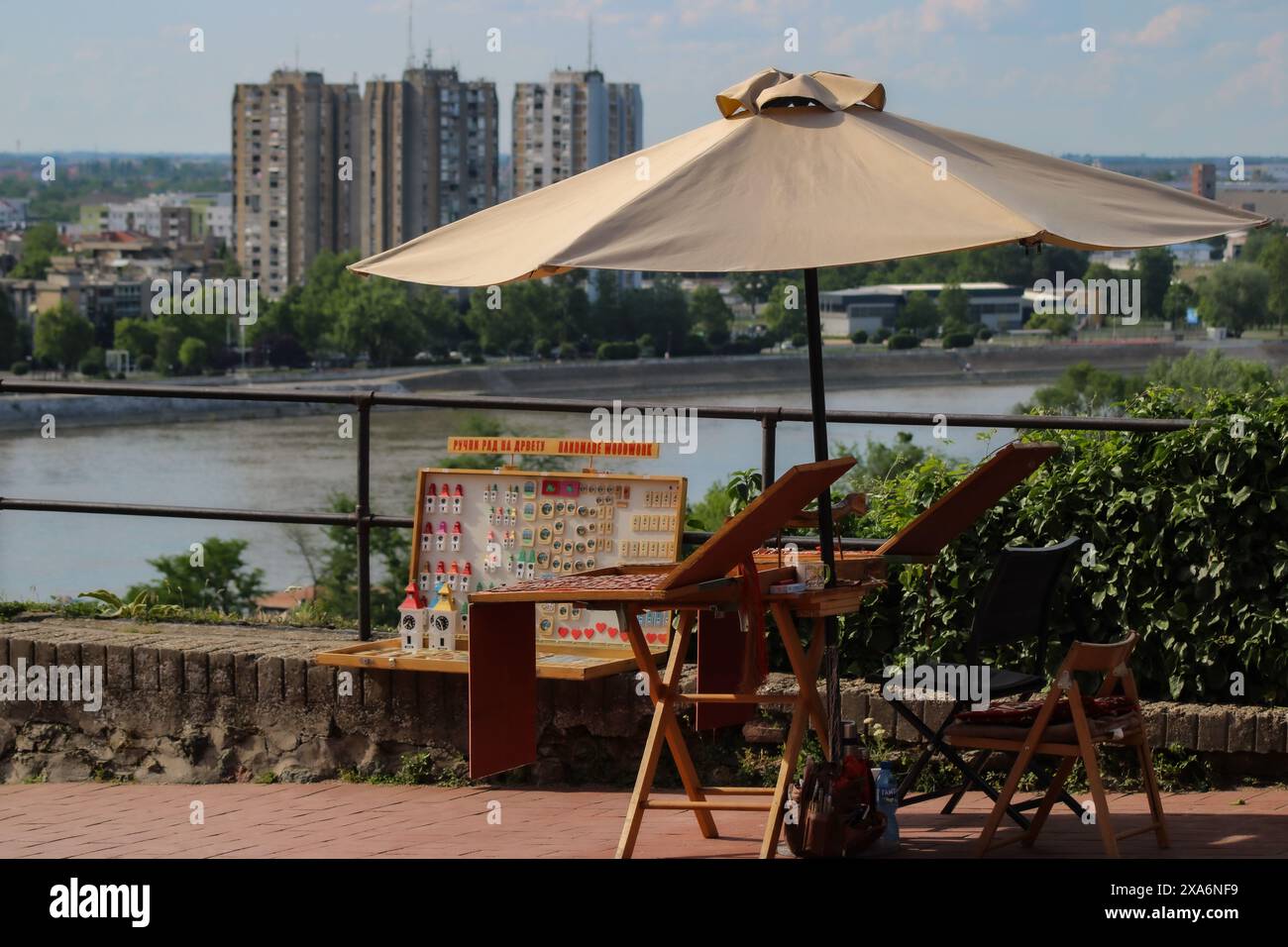 Une table d'extérieur avec parasol en milieu urbain Banque D'Images