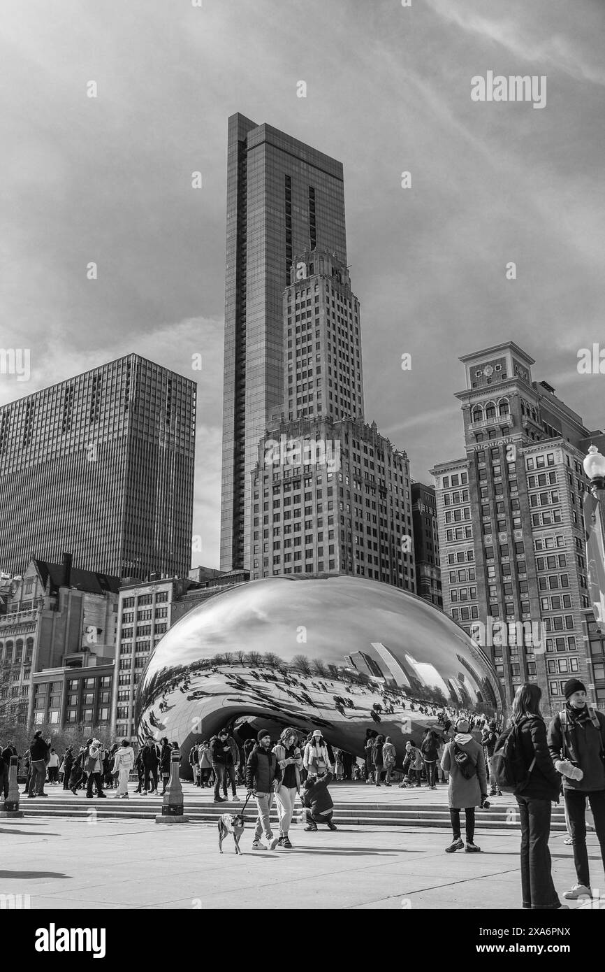 Photo monochrome de la sculpture Cloud Gate dans le Millennium Park de Chicago Banque D'Images