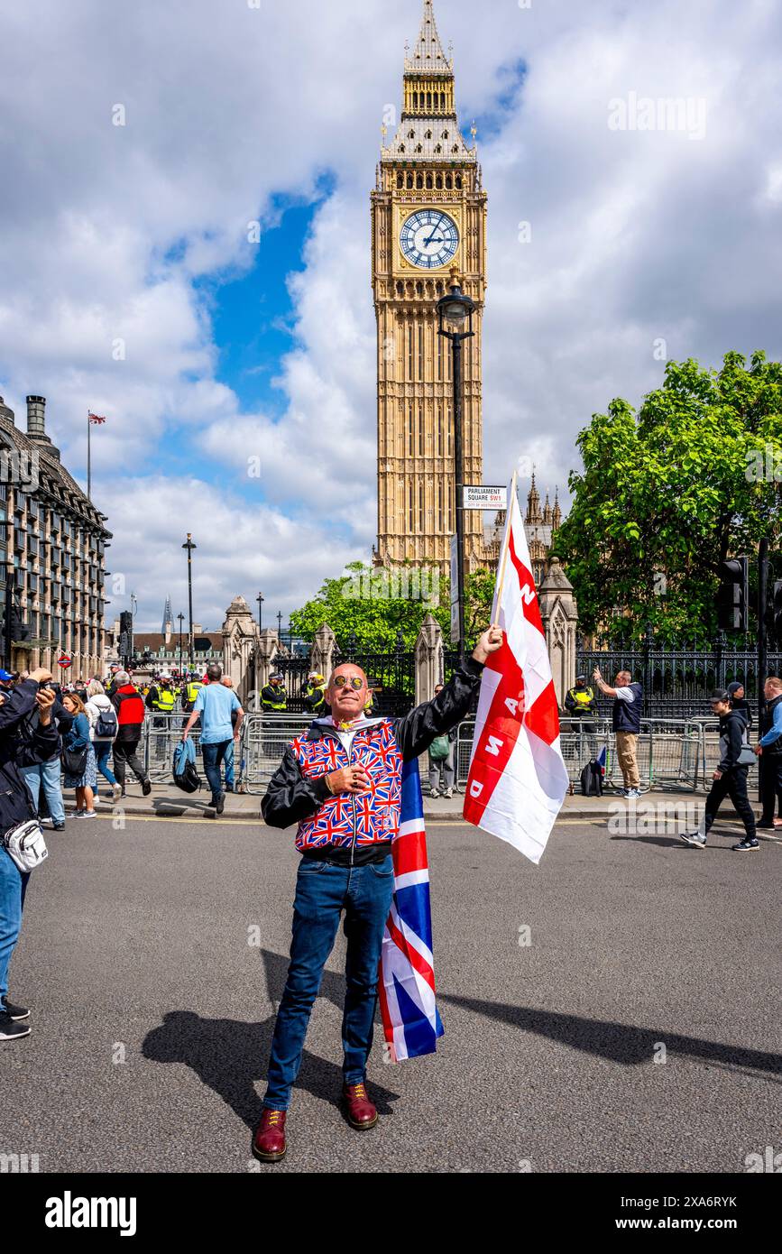 Un homme portant un costume de l'Union Jack agite une croix anglaise du drapeau de St George devant Big Ben après un rassemblement contre Two Tier Policing, Londres, Royaume-Uni. Banque D'Images