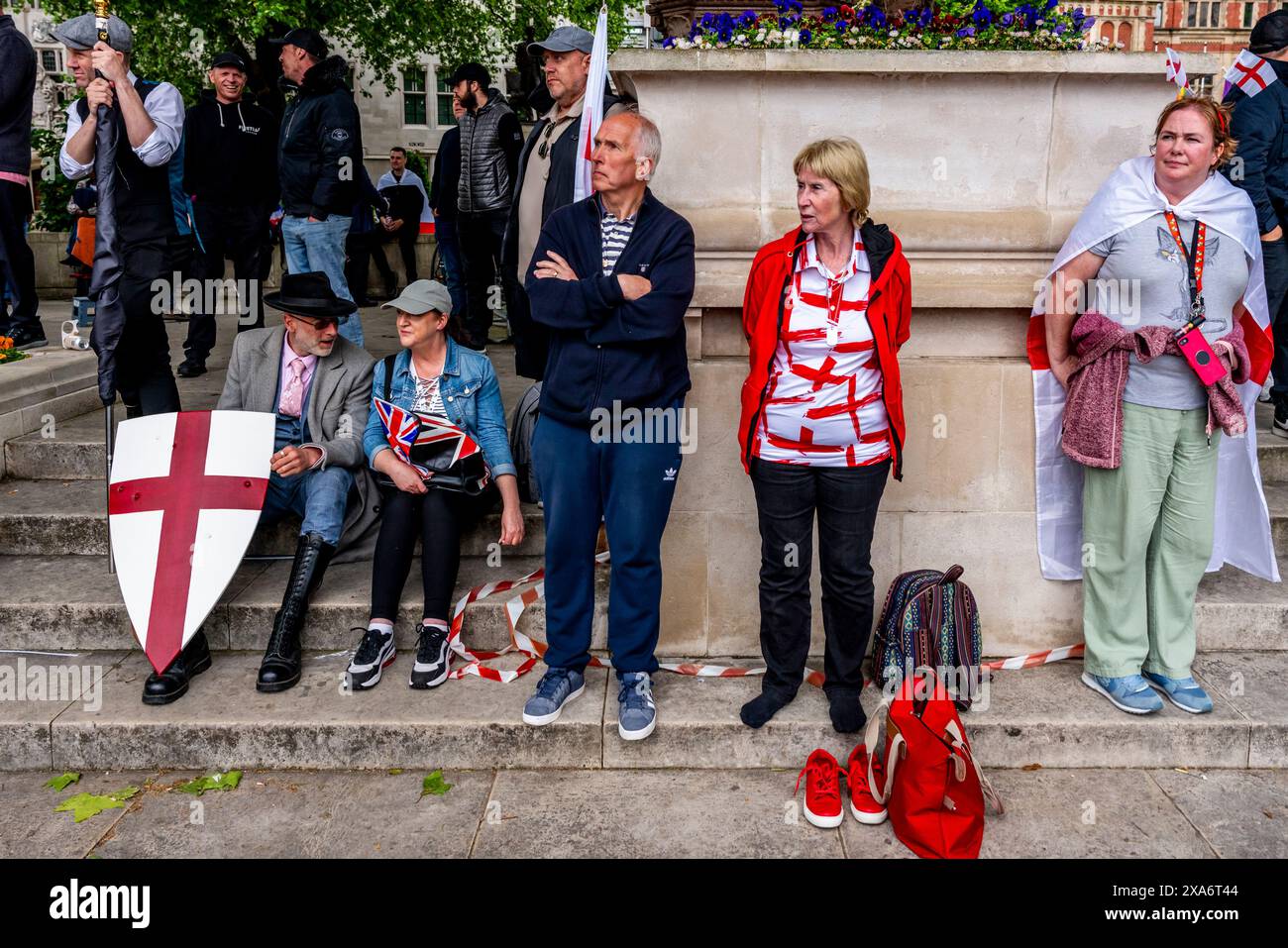 Les gens de Parliament Square Écoutez les discours de l'activiste politique Tommy Robinson et d'autres après Un rassemblement contre la police à deux niveaux, Londres, Royaume-Uni. Banque D'Images