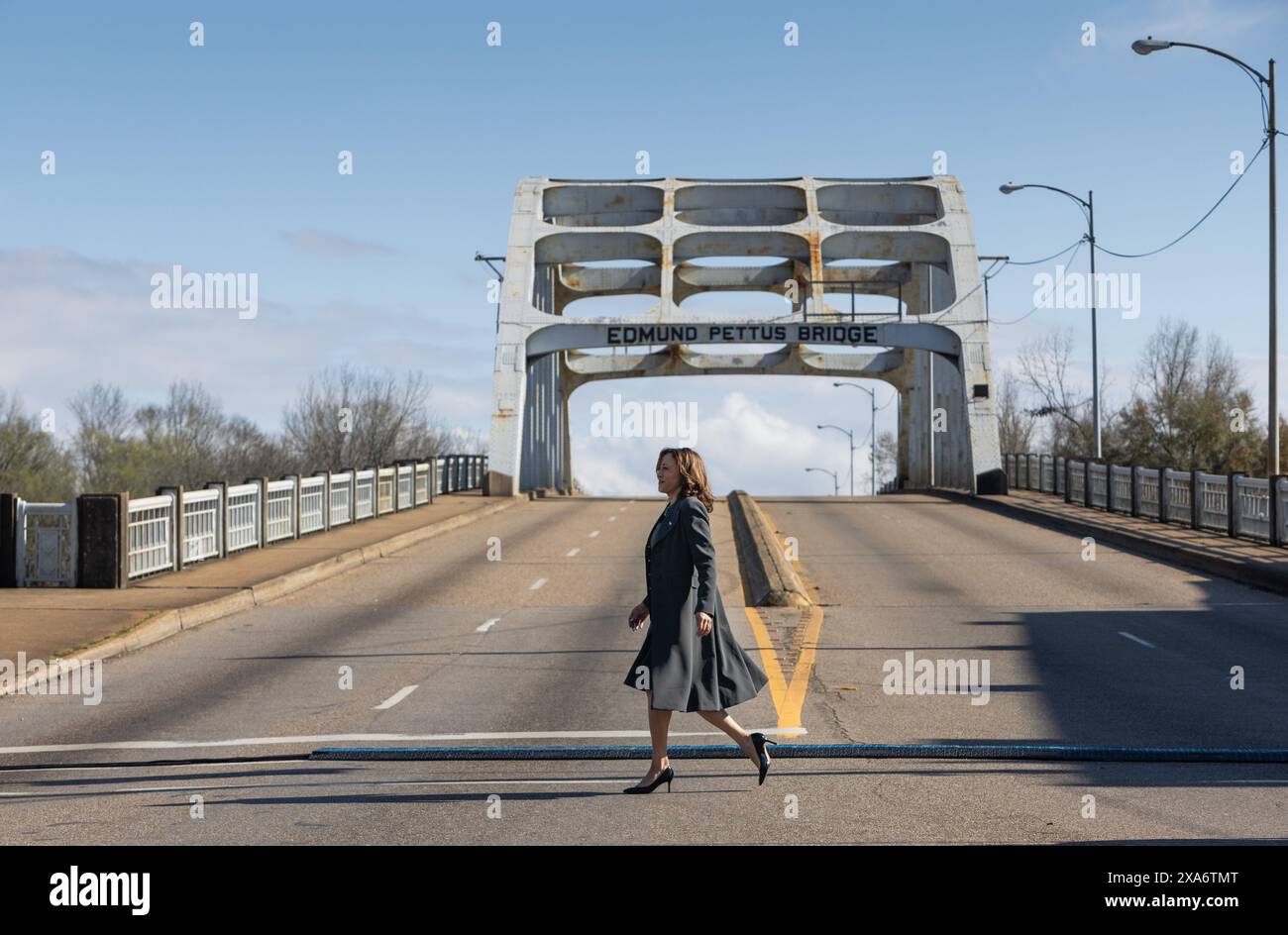 La vice-présidente Kamala Harris passe devant le pont Edmund Pettus, lors de la célébration du 59e anniversaire de la marche sanglante du dimanche, à Selma, en Alabama, le 3 mars 2024. (Hillary Hess/Biden pour le président) Banque D'Images