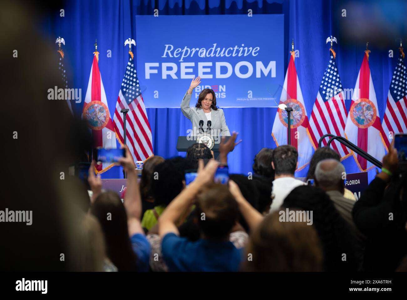 La vice-présidente Kamala Harris prononce une allocution lors d’un événement sur la liberté reproductive à Jacksonville, en Floride. 1er mai 2024. (Andy Russell/Biden pour le président) Banque D'Images