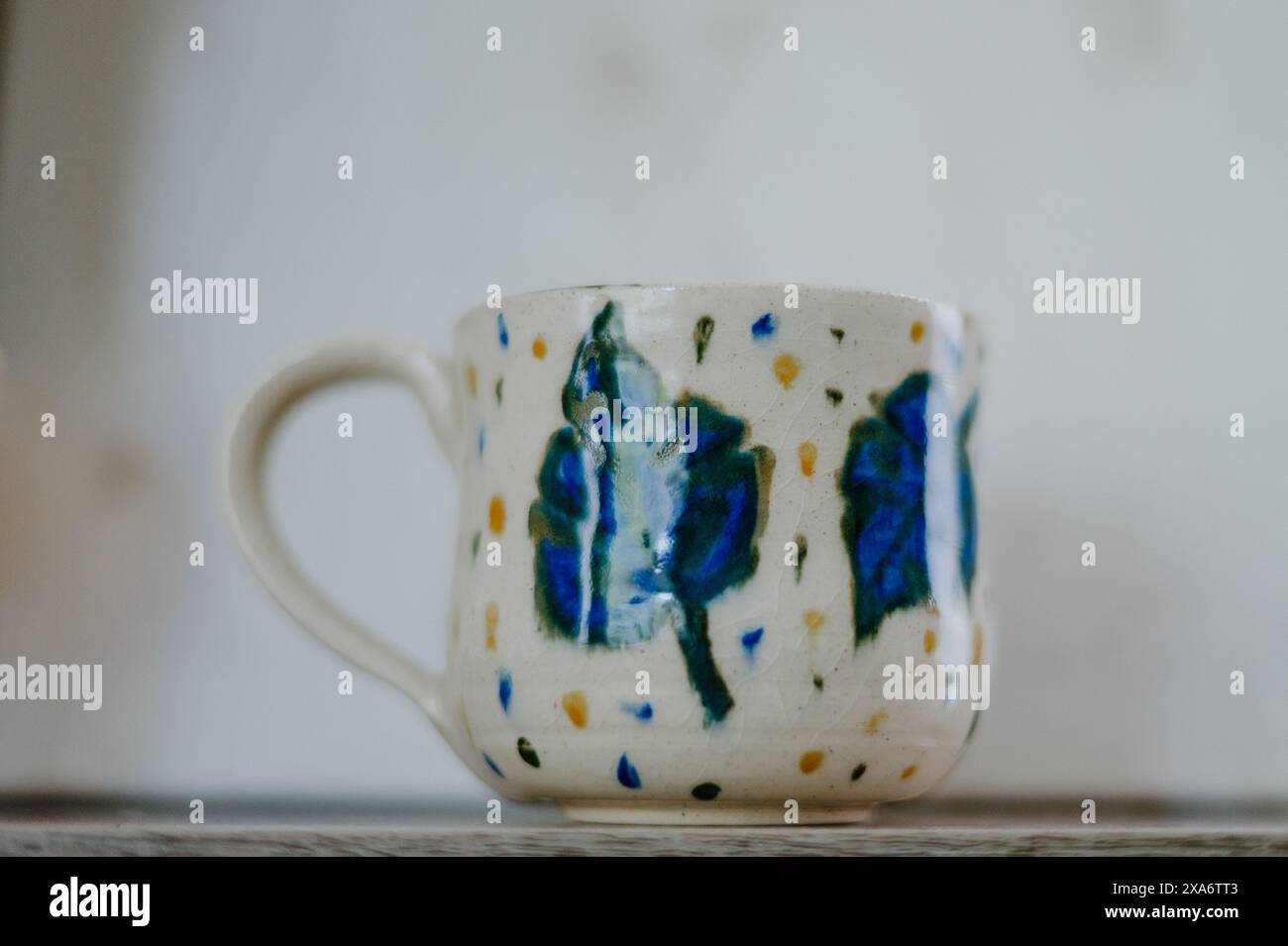 La belle tasse en céramique faite à la main affichée sur la table Banque D'Images