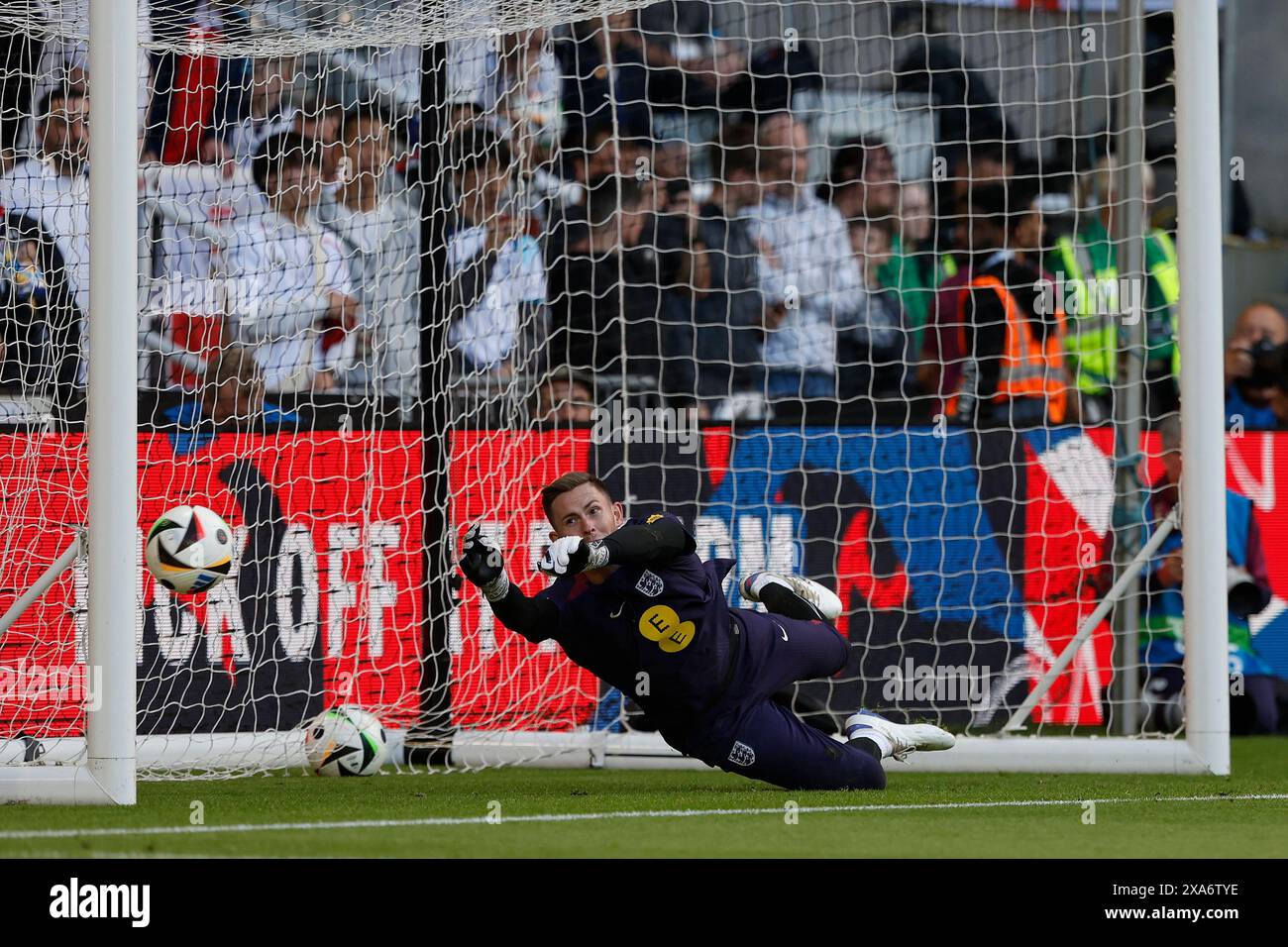 Dean Henderson de l'Angleterre se réchauffe lors du match amical international entre l'Angleterre et la Bosnie-Herzégovine au lieu James' Park, Newcastle le lundi 3 juin 2024. (Photo : Mark Fletcher | mi News) crédit : MI News & Sport /Alamy Live News Banque D'Images