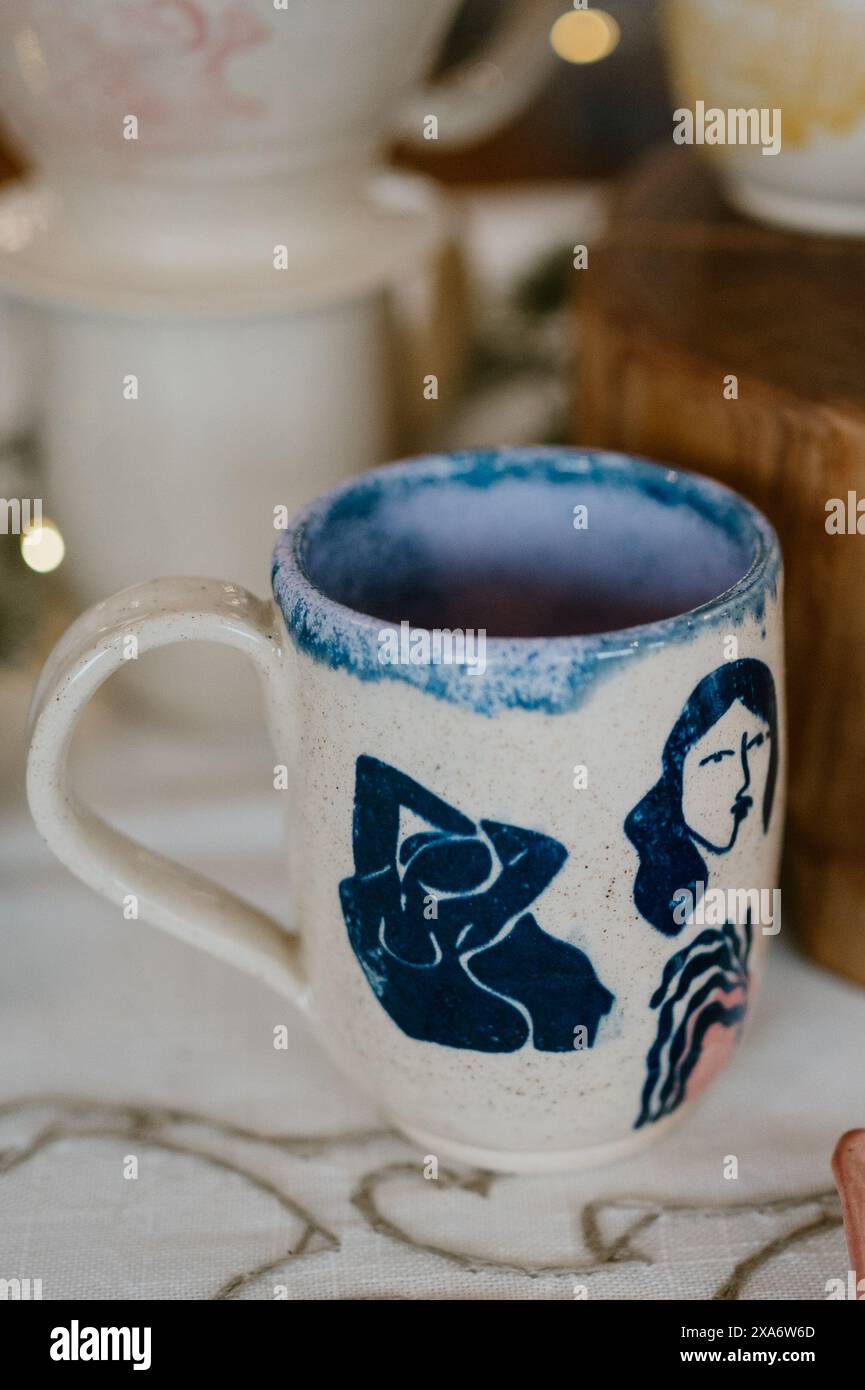 Un joli mug fait à la main avec de belles décorations Banque D'Images