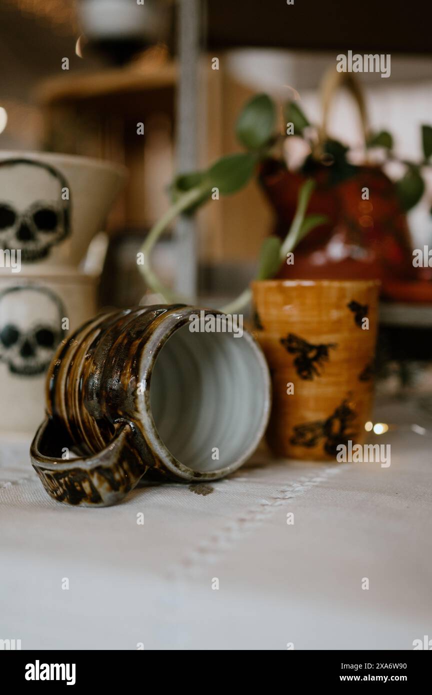 Table ornée de plats, vases et tasses en forme de crâne Banque D'Images