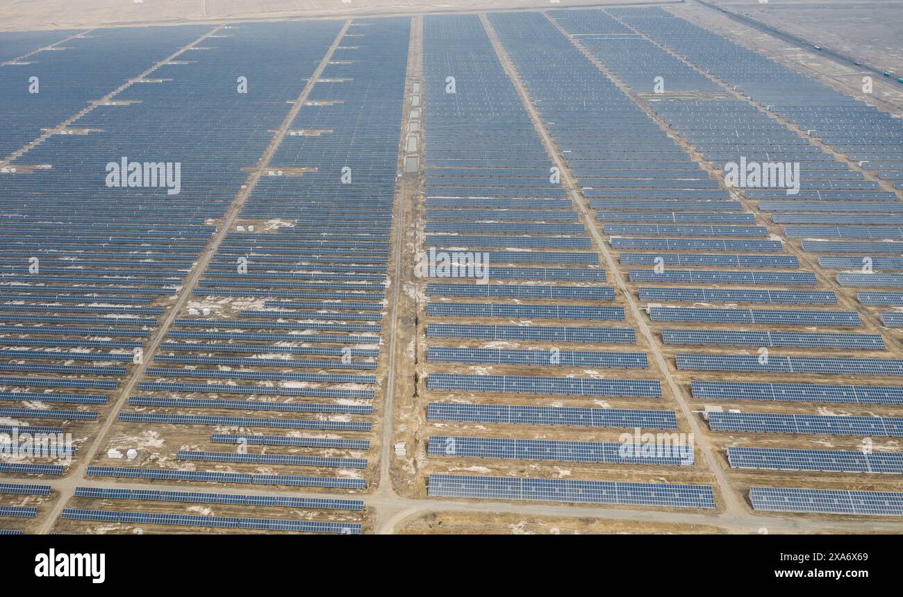Une vue aérienne de vastes panneaux solaires sur une ferme texane Banque D'Images