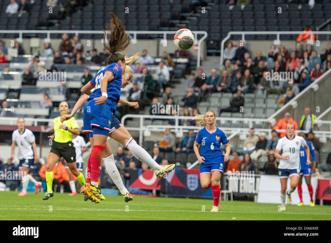 L'anglaise Beth Mead se dirige vers le but sous la pression de la française Selma Bacha lors de l'UEFA Women European Championship Qualifiers League A, match du Groupe 3 entre l'Angleterre féminine et la France au James's Park, Newcastle le vendredi 31 mai 2024. (Photo : Trevor Wilkinson | mi News) crédit : MI News & Sport /Alamy Live News Banque D'Images