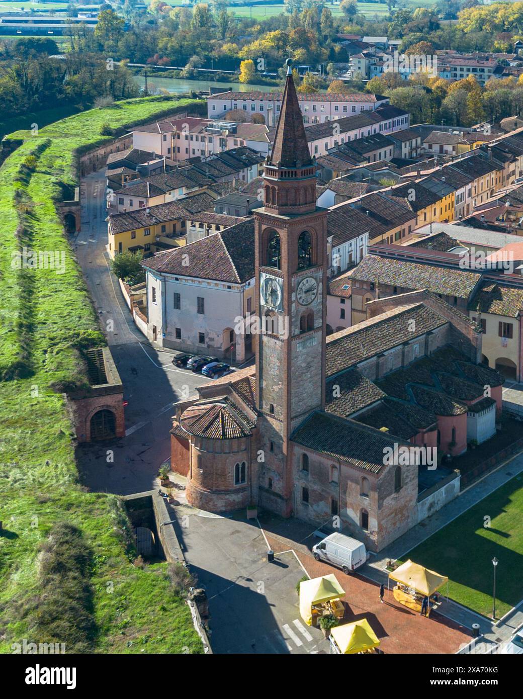 Vue aérienne de Pizzighettone, une petite ville pittoresque située sur la rivière Addar dans la province de Crémone, Lombardie, Italie Banque D'Images