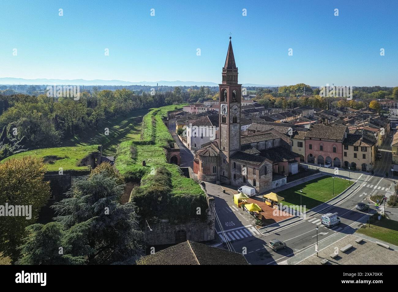 Vue aérienne de Pizzighettone, une petite ville pittoresque située sur la rivière Addar dans la province de Crémone, Lombardie, Italie Banque D'Images