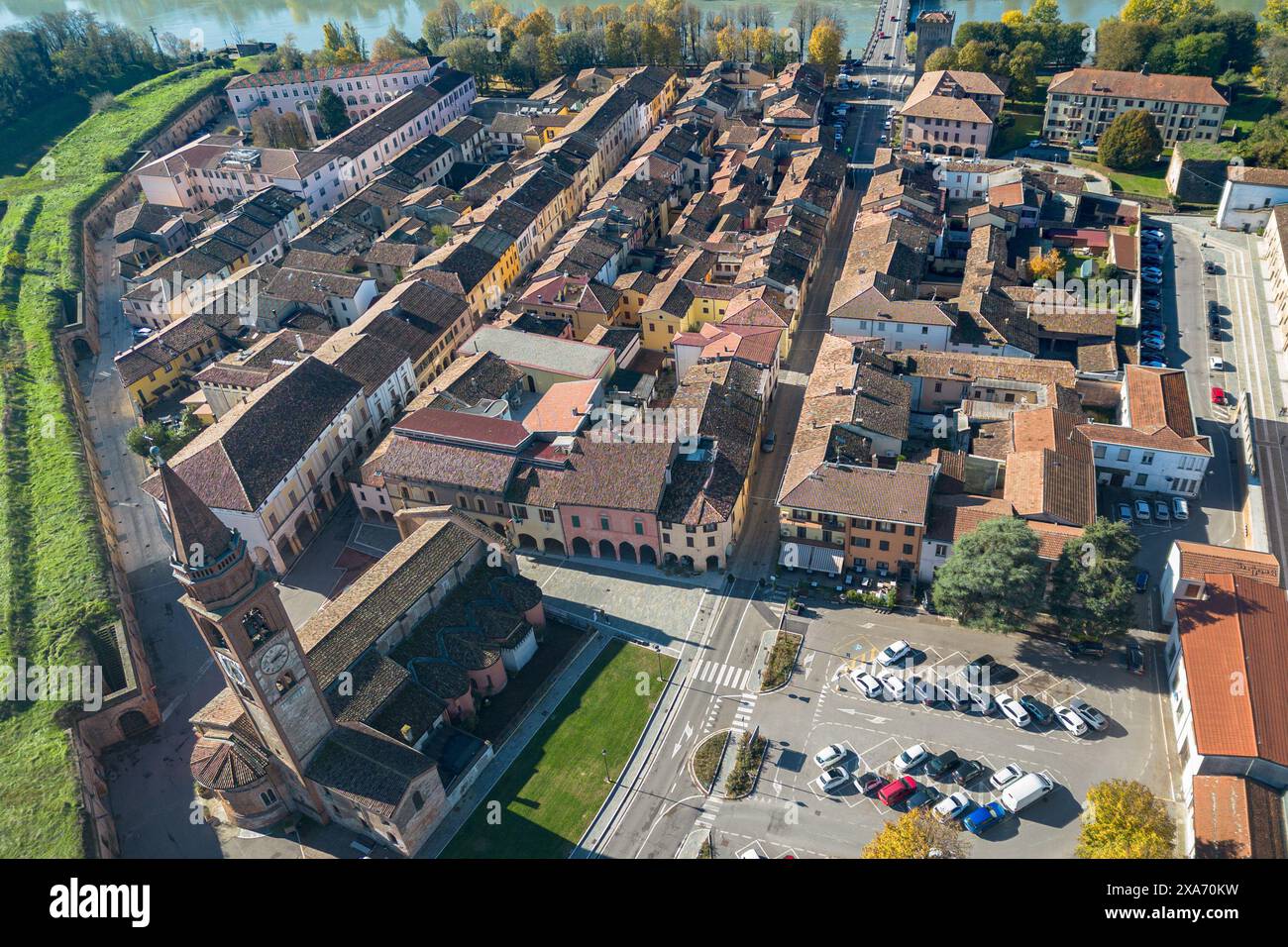 Vue aérienne de Pizzighettone, une petite ville pittoresque située sur la rivière Addar dans la province de Crémone, Lombardie, Italie Banque D'Images