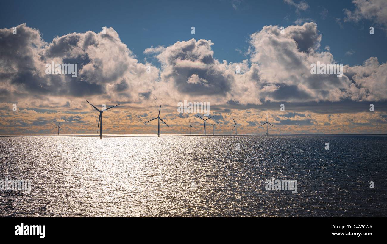 Plusieurs moulins à vent à l'horizon dans l'eau Banque D'Images