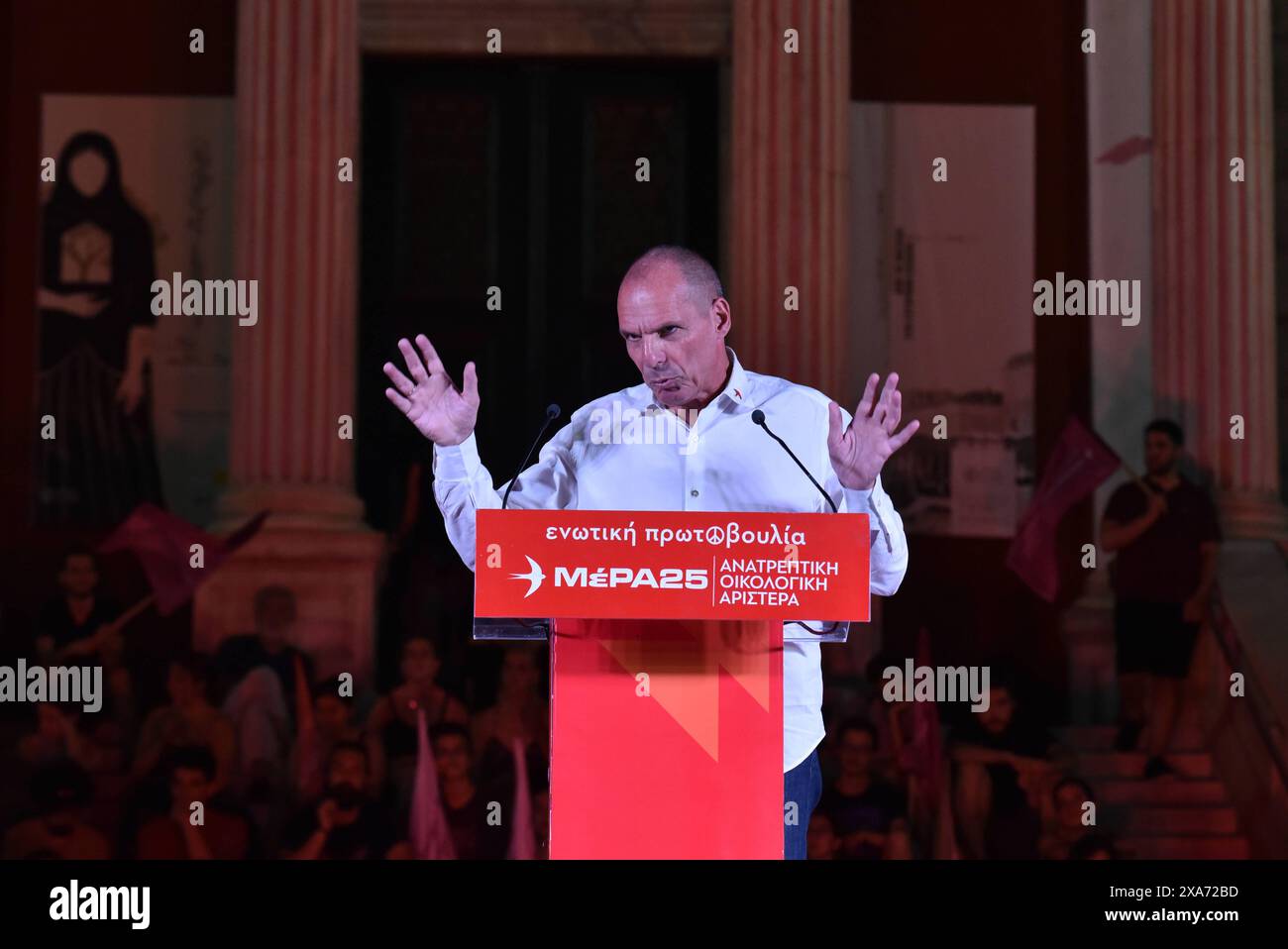 Le leader du parti MeRA25, Yanis Varoufakis, tient la campagne principale pour les élections européennes à Athènes Yanis Varoufakis, leader du parti MeRA25, parle aux partisans du parti lors de la campagne principale avant les élections européennes à Athènes. Athènes Grèce Copyright : xNicolasxKoutsokostasxNicolasxKoutsokostasx DSC 202406041190 Banque D'Images