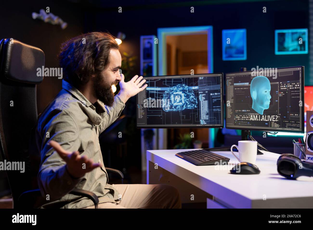 Technicien informatique joyeux célébrant après avoir éveillé une IA sensible posant des questions existentielles. Programmeur extatique enthousiaste à l'idée d'interagir avec l'intelligence artificielle consciente de soi Banque D'Images