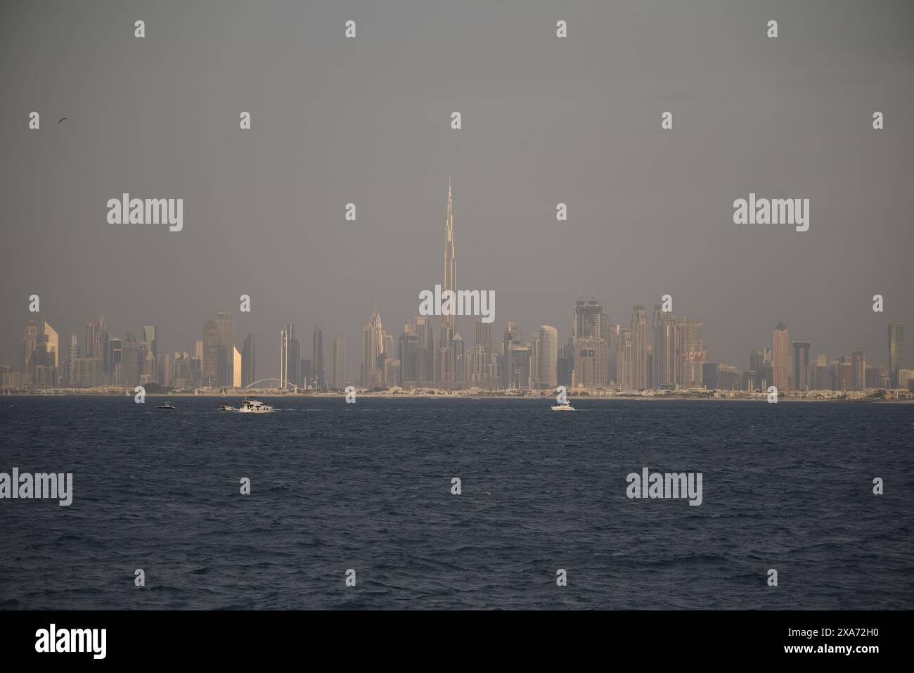 Voiliers près de Dubaï skyline avec des bâtiments en arrière-plan Banque D'Images