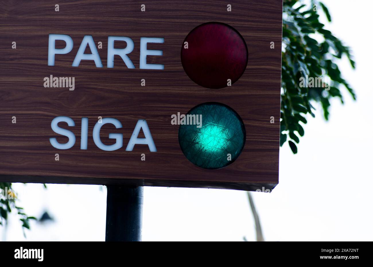 Panneau de signalisation fixé à un poteau Banque D'Images