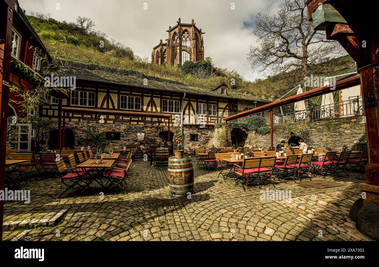 Vue sur la cour de l'ancien bureau de poste de Bacharach, en arrière-plan les ruines de la chapelle Werner, vallée du Haut-Rhin moyen, Rhénanie-Pa Banque D'Images