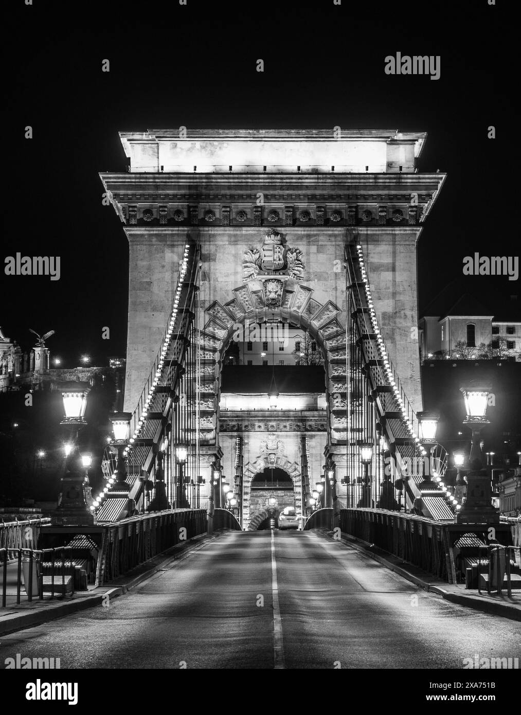 Une vue monochrome du pont des chaînes Szechenyi à Budapest, Hongrie. Banque D'Images