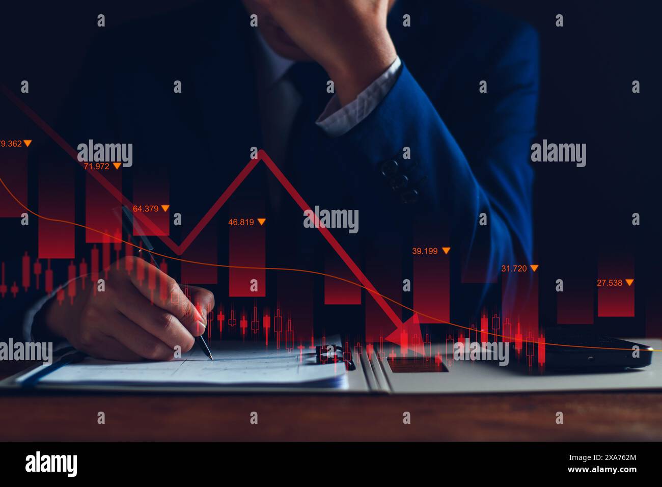 Les valeurs des propriétés sont en baisse constante. Homme d'affaires malheureux, ralentissement des affaires. les actions des entreprises chutent en valeur, la crise économique, le ralentissement de l'économie mondiale Banque D'Images