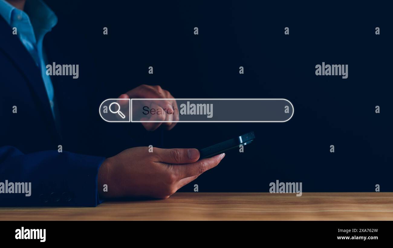 Technologie de recherche de données optimisation du moteur de recherche. Les gens d'affaires recherchent des informations dans des bases de données numériques, recherchent des emplois, postulent des emplois en ligne, Banque D'Images