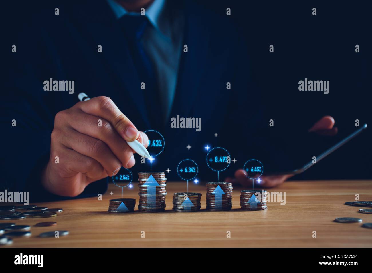 Concept de trading de fonds. Homme d'affaires planifiant des investissements à long terme, achetant des fonds communs de placement DCA, analysant les tendances économiques, volatilité des marchés boursiers, prise Banque D'Images