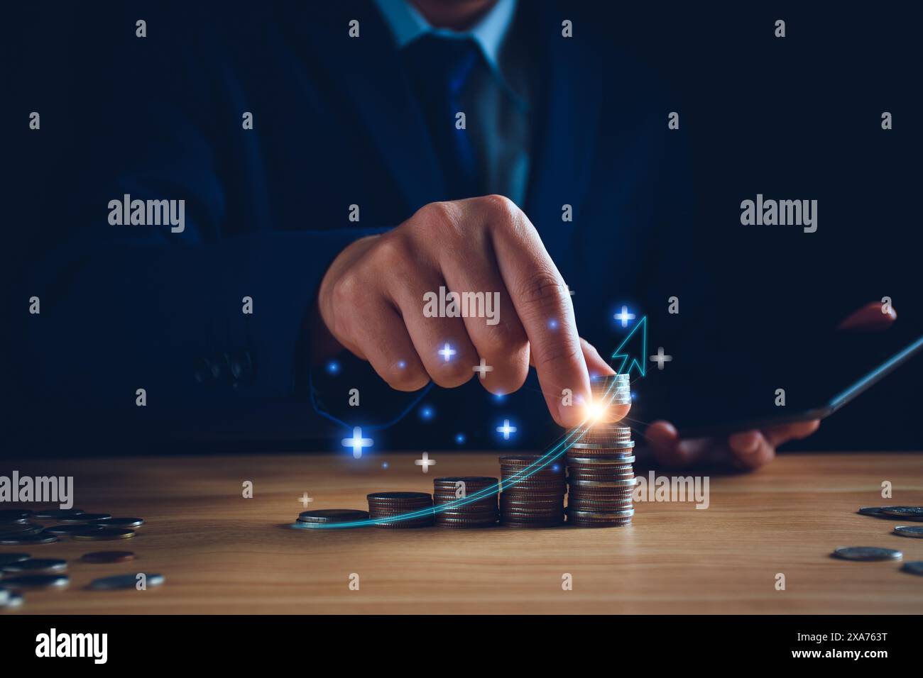 Concept de trading de fonds. Homme d'affaires planifiant des investissements à long terme, achetant des fonds communs de placement DCA, analysant les tendances économiques, volatilité des marchés boursiers, prise Banque D'Images