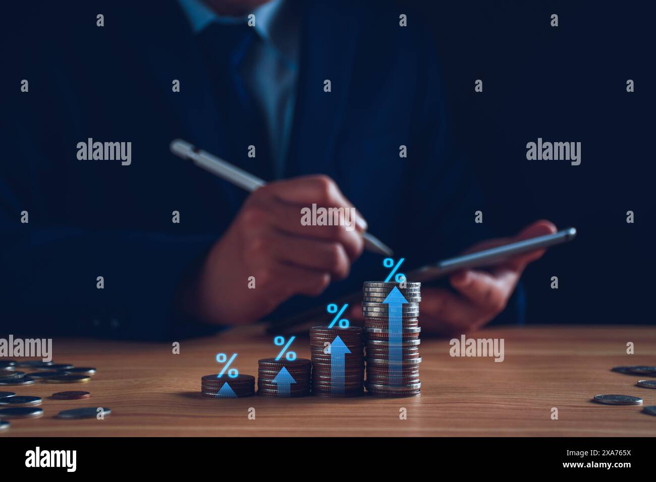 Concept de trading de fonds. Homme d'affaires planifiant des investissements à long terme, achetant des fonds communs de placement DCA, analysant les tendances économiques, volatilité des marchés boursiers, prise Banque D'Images