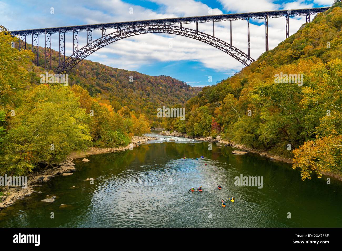 Plusieurs individus font du kayak dans une rivière Banque D'Images