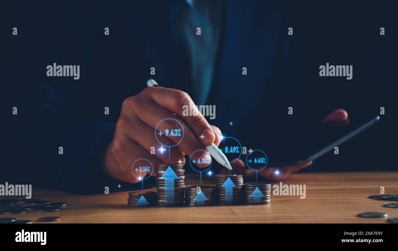 Concept de trading de fonds. Homme d'affaires planifiant des investissements à long terme, achetant des fonds communs de placement DCA, analysant les tendances économiques, volatilité des marchés boursiers, prise Banque D'Images