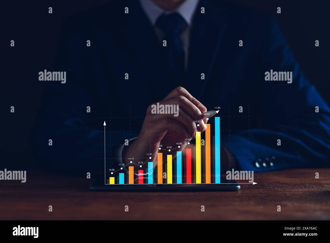 Concept de trading de fonds. Homme d'affaires planifiant des investissements à long terme, les affaires continuent de croître, analysant les tendances économiques, volatilité du marché boursier, taki Banque D'Images