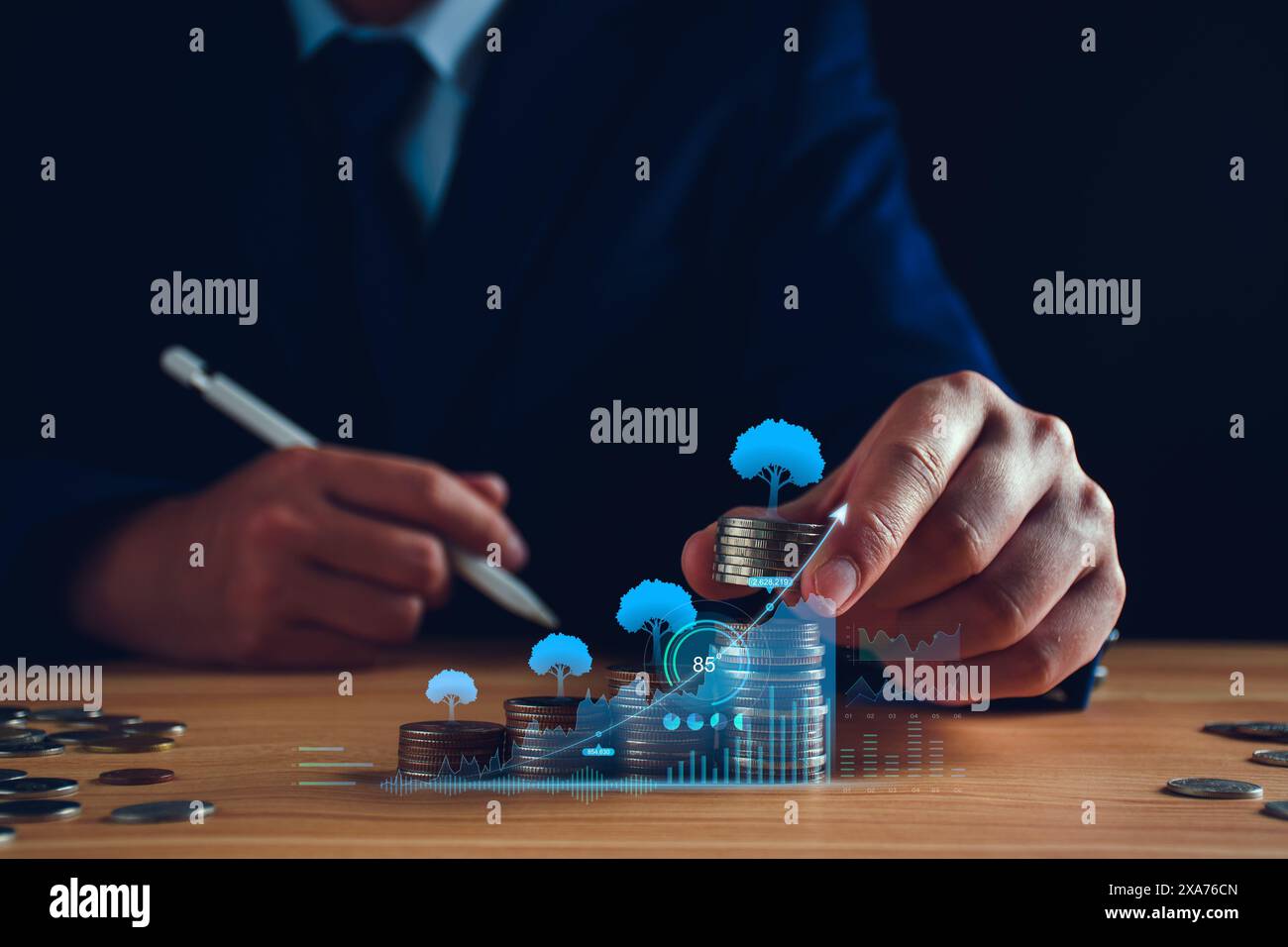 Concept de trading de fonds. Les taux d'intérêt continuent d'augmenter. Homme d'affaires planifiant des investissements à long terme, les affaires continuent de croître, volati de marché boursier Banque D'Images
