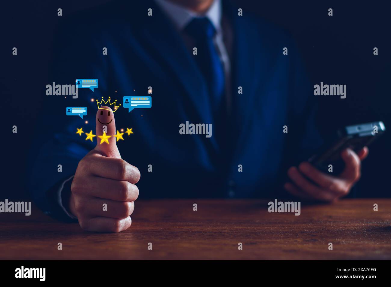 Service à la clientèle et satisfaction, homme d'affaires donnant satisfaction de rétroaction. Avis positif de cinq étoiles. Sondages de satisfaction des clients, bon, cinq étoiles Banque D'Images