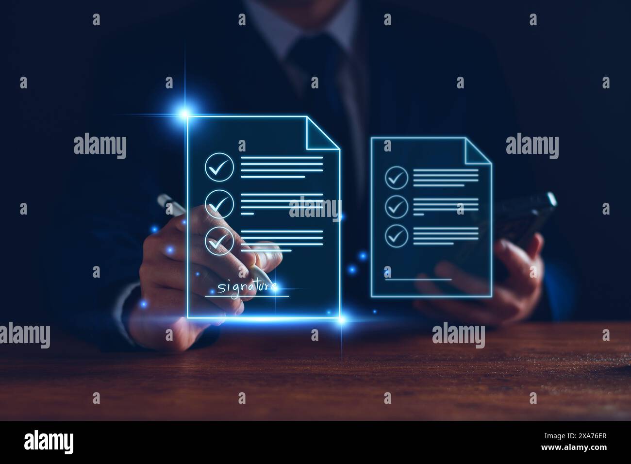 Concept commercial de signature électronique. Le gestionnaire signe électroniquement l'approbation de l'investissement, l'approbation de l'entreprise, l'exécution du plan, l'approbation du projet. numérique Banque D'Images