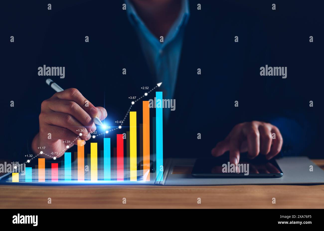 Concept de taux d'intérêt et de dividende. Homme d'affaires avec le symbole de pourcentage et la flèche vers le haut, les taux d'intérêt continuent d'augmenter, le rendement des actions et mutuelle Banque D'Images