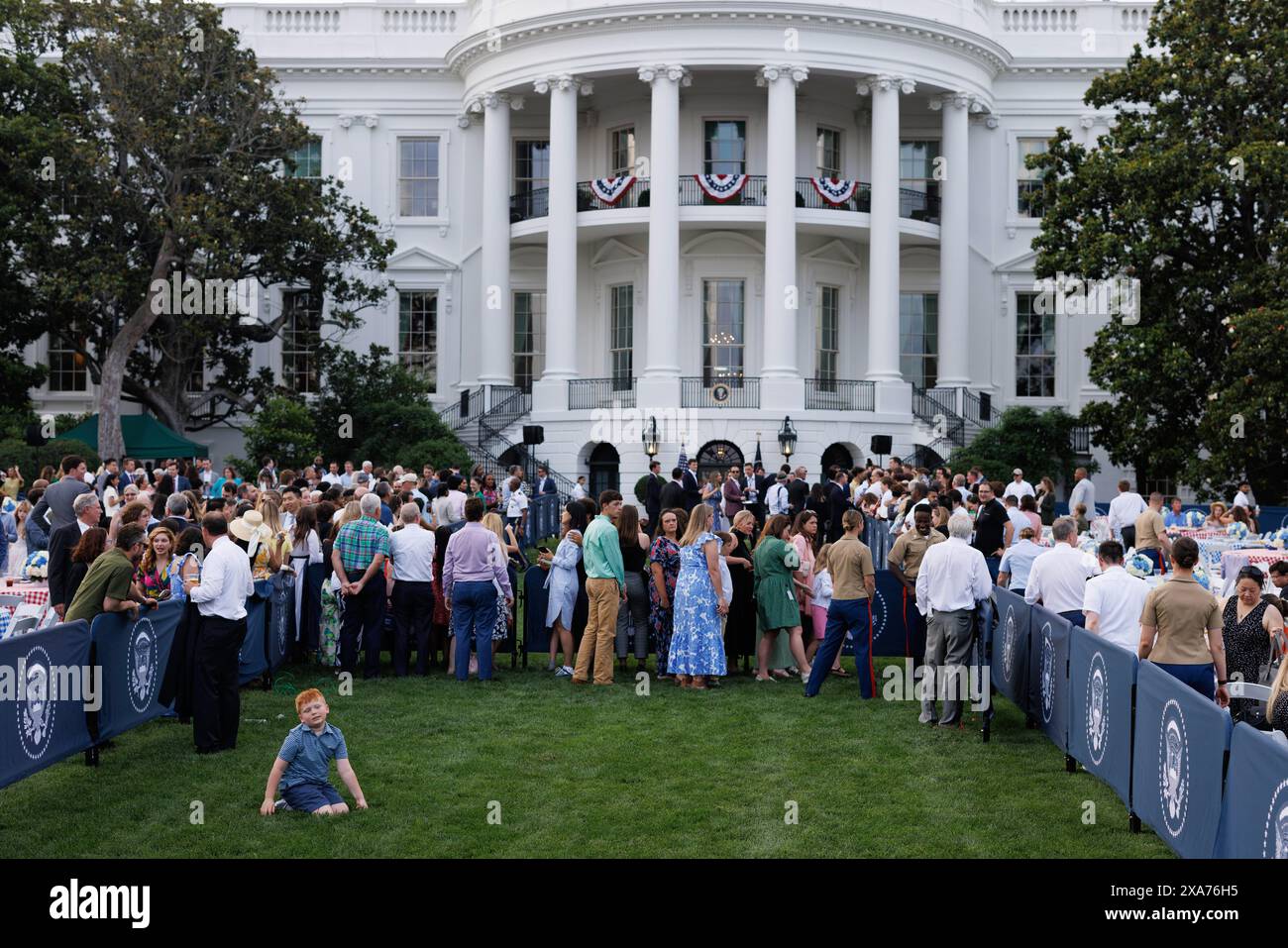 Washington, États-Unis. 04 juin 2024. Guy Rose, 6 ans, fils du Rep. John Rose (R-TN) joue sur la pelouse sud alors que le président Biden accueille le pique-nique du Congrès à la Maison Blanche. Guy est devenu viral plus tôt cette semaine après avoir fait des visages sur le plancher de la Chambre derrière son père pendant un discours. (Photo de Aaron Schwartz/Sipa USA) crédit : Sipa USA/Alamy Live News Banque D'Images