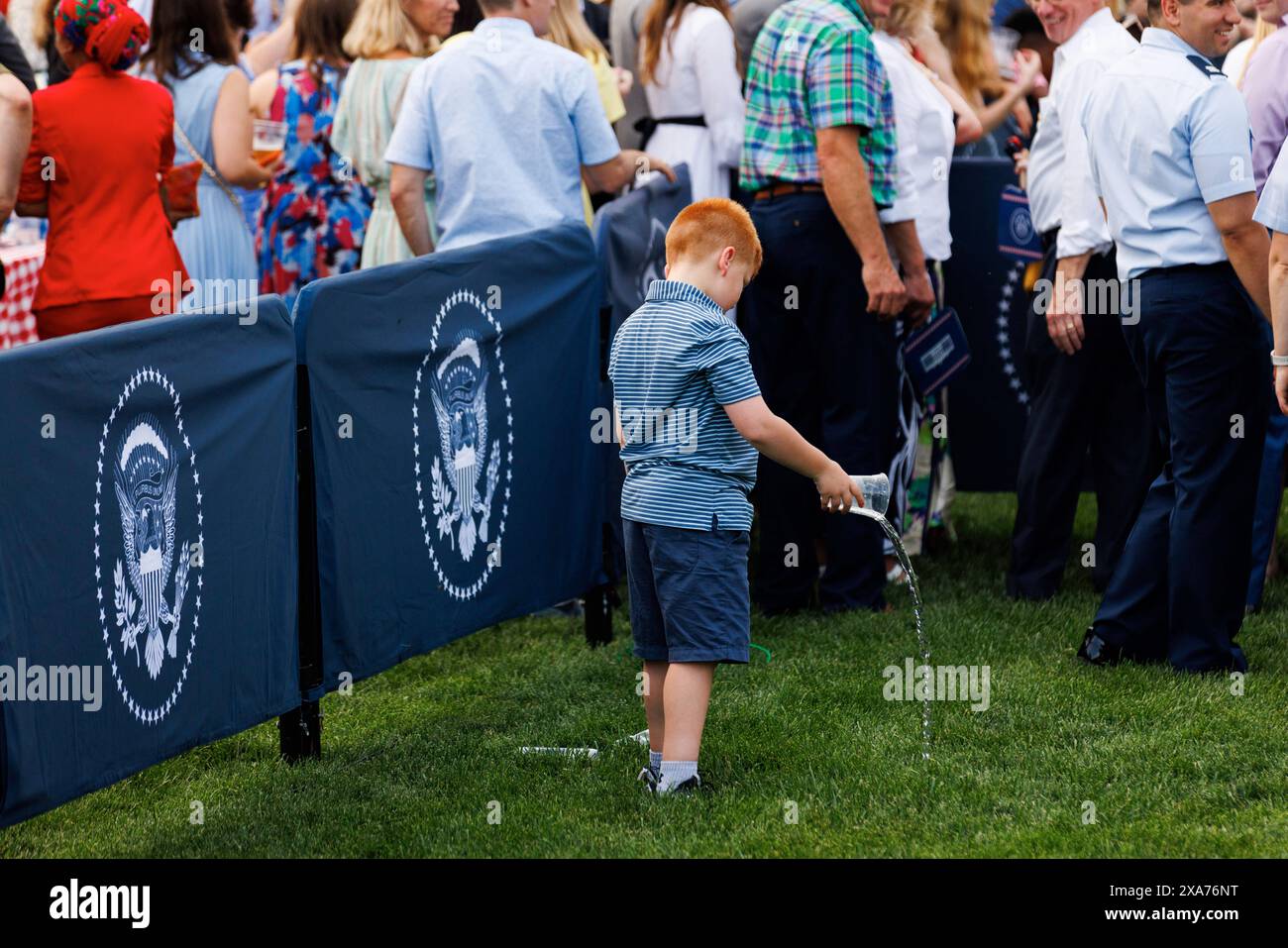 Washington, États-Unis. 04 juin 2024. Guy Rose, 6 ans, fils du Rep. John Rose (R-TN) joue sur la pelouse sud alors que le président Biden accueille le pique-nique du Congrès à la Maison Blanche. Guy est devenu viral plus tôt cette semaine après avoir fait des visages sur le plancher de la Chambre derrière son père pendant un discours. (Photo de Aaron Schwartz/Sipa USA) crédit : Sipa USA/Alamy Live News Banque D'Images