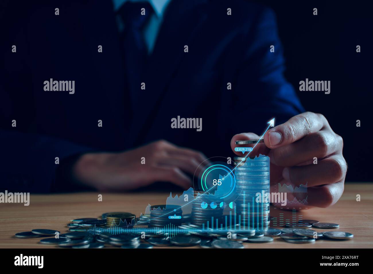 Concept de trading de fonds. Les taux d'intérêt continuent d'augmenter. Homme d'affaires planifiant des investissements à long terme, les affaires continuent de croître, volati de marché boursier Banque D'Images