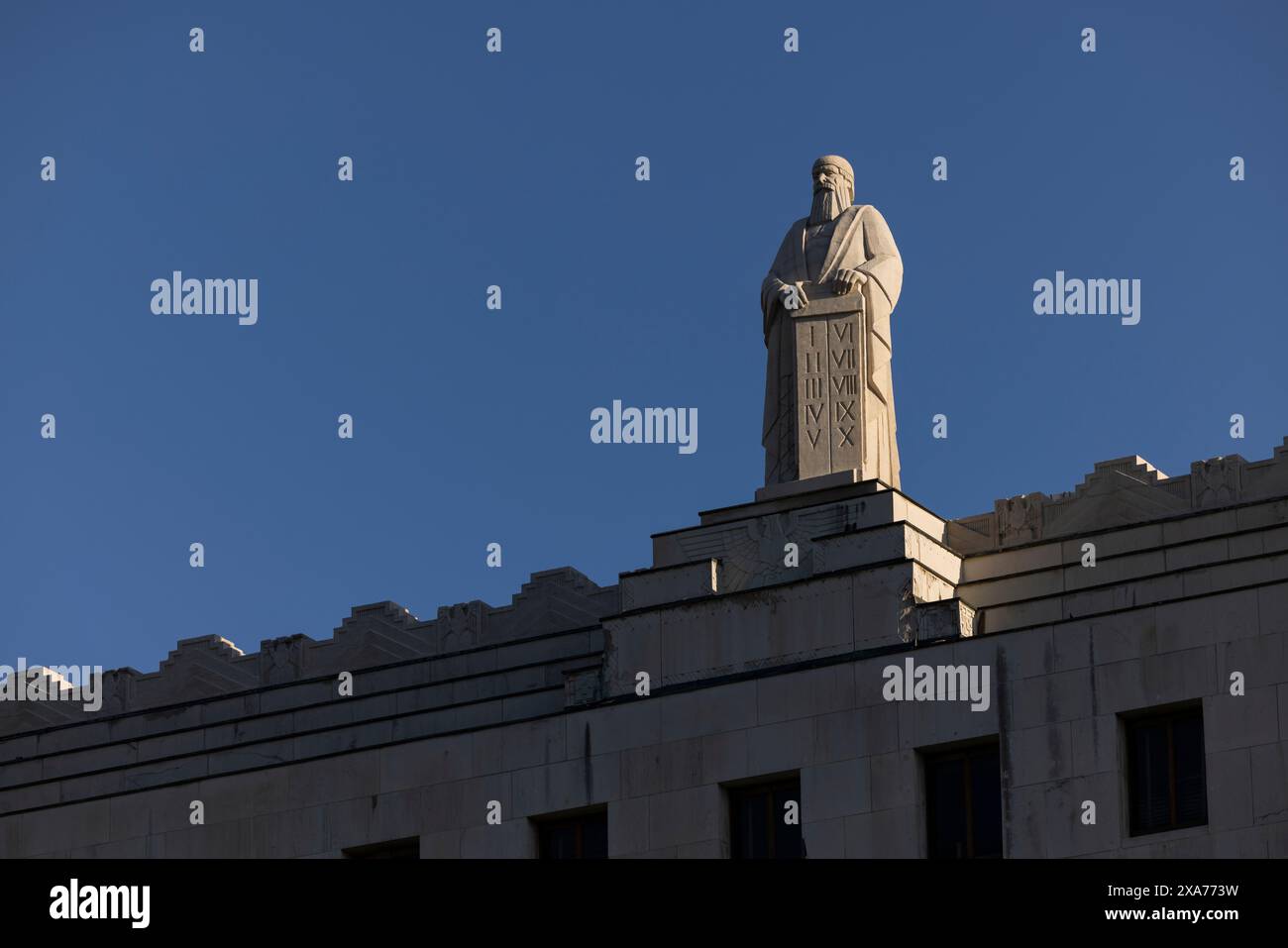 Jackson, Mississippi, États-Unis - 23 avril 2024 : la lumière de l'après-midi brille sur la représentation de statue de Dieu tenant les dix Commandements. Banque D'Images