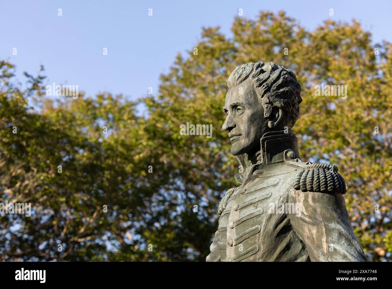 Jackson, Mississippi, États-Unis - 23 avril 2024 : la lumière de l'après-midi brille sur une statue historique du président Andrew Jackson à l'extérieur de l'hôtel de ville. Banque D'Images