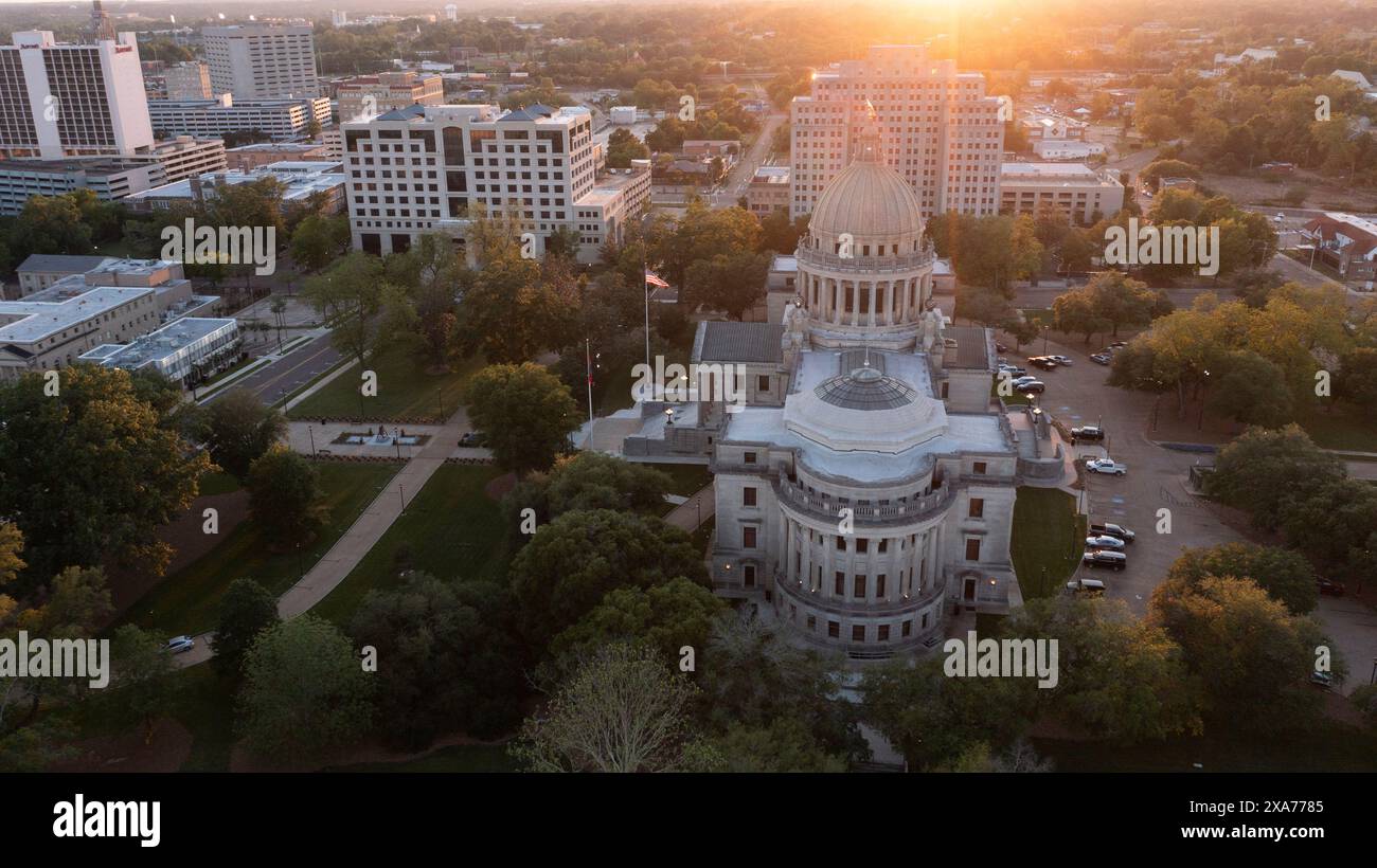 Jackson, Mississippi, États-Unis - 23 avril 2024 : la lumière du coucher du soleil brille sur le Capitole historique et les bâtiments du centre-ville de Jackson. Banque D'Images